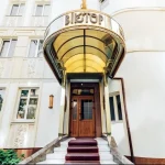 Вхід до санаторію Віктор у Трускавці з мармуровими сходами та навісом