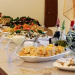 Шведський стіл з салатами та закусками в ресторані санаторію «Віктор» Трускавець