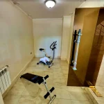 Спортивний куточок з велотренажером і лавкою для пресу в санаторії Віктор у Трускавці